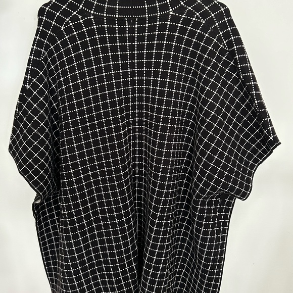 CHICO’s BRAND NEW NEVER WORN S/M GRIDLINES RUANA BLACK AND CREAM WRAP SHAWL CAPE - Picture 2 of 9